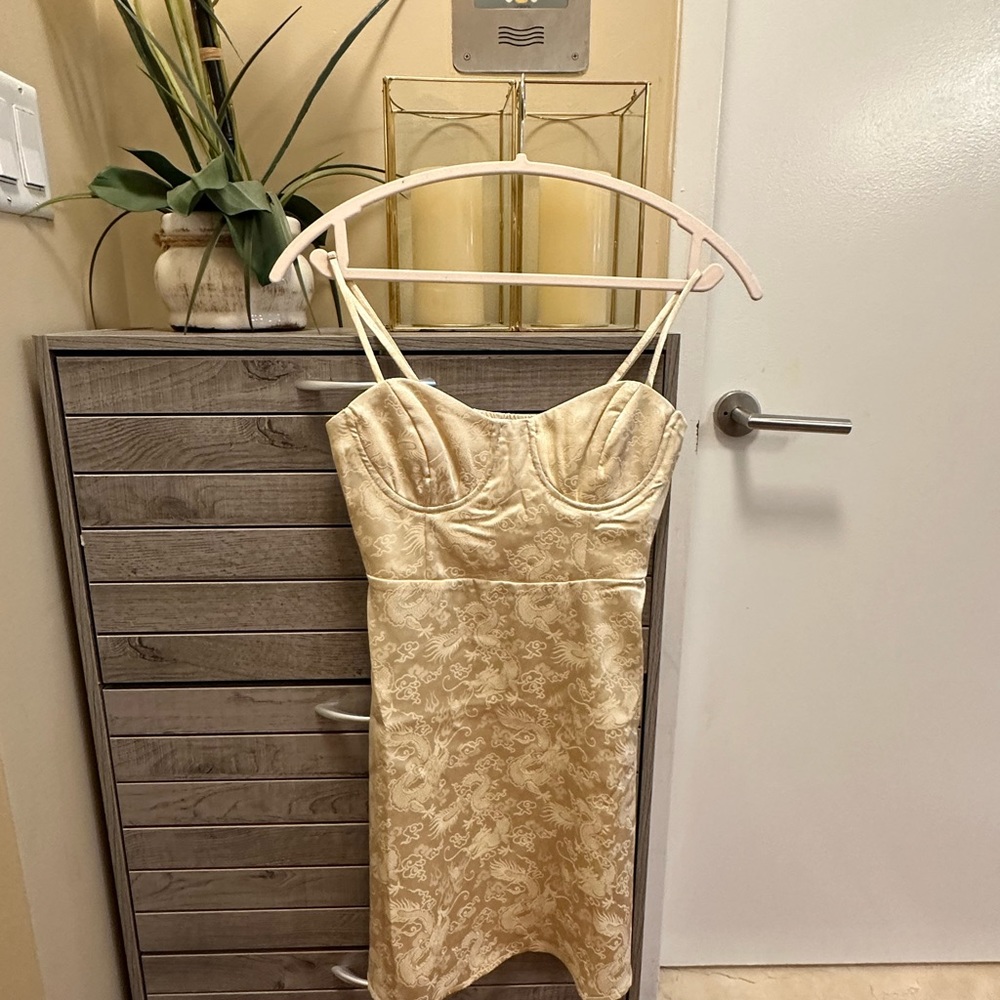 Women Princess Polly dress Size 0 Color Tan